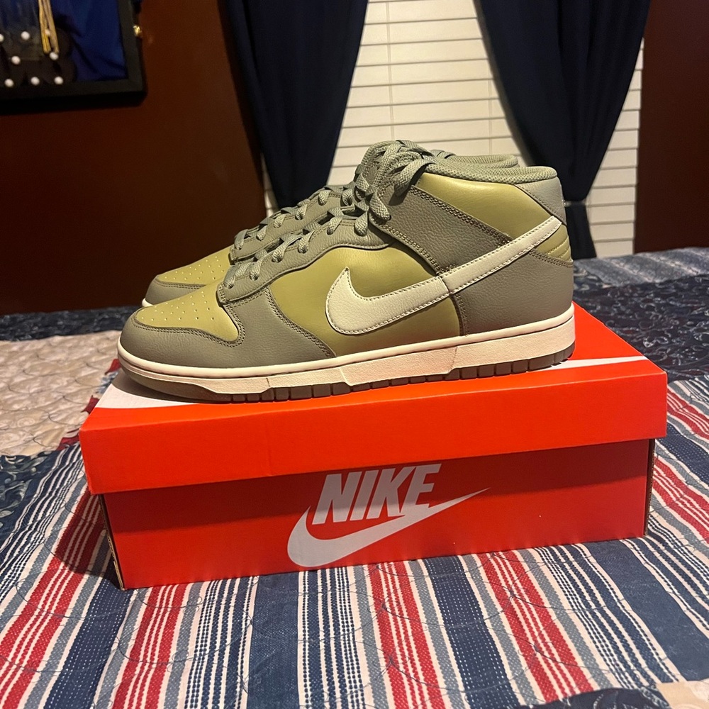 Nike Dunk Mid